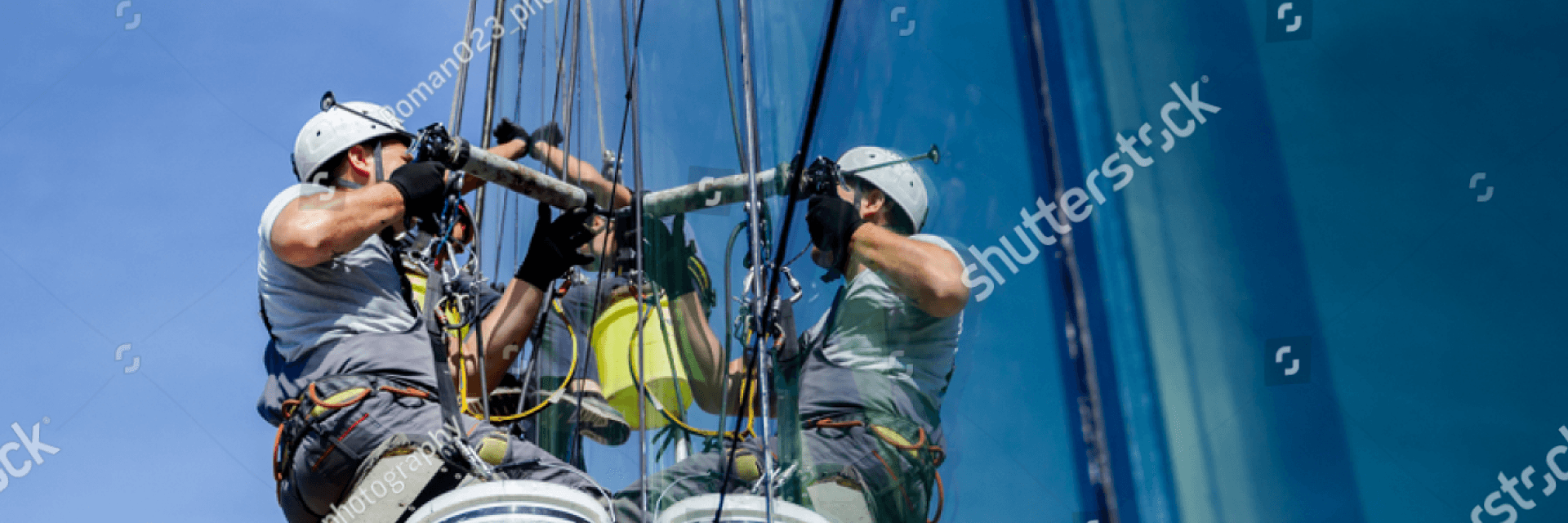 trabajador sellando fachada